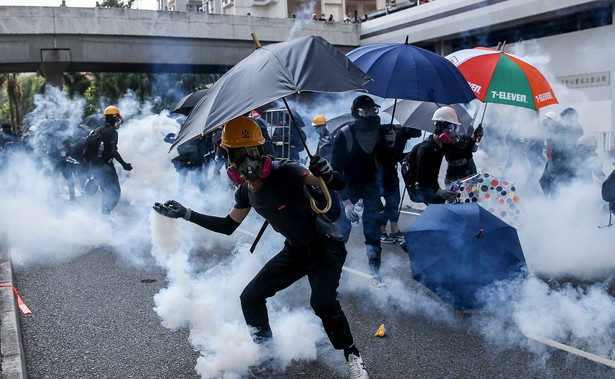 Hongkong: Raniony ostrą amunicją nastolatek w stanie krytycznym. Jest reakcja Londynu [WIDEO]