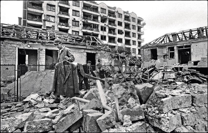 Čovek iz Aleksinca iznosi odelo iz ruševina kuće