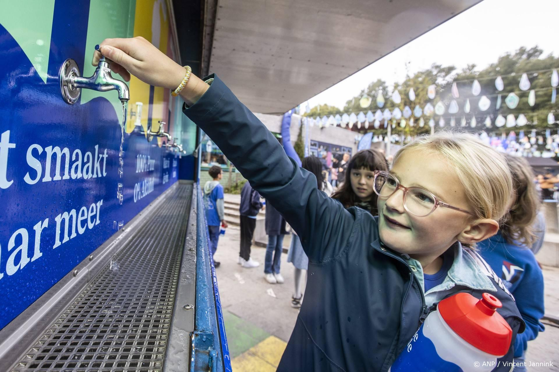 Desinformatie op sociale media: zes van de tien jongeren bezorgd over kraanwater