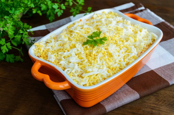 Klasična mimoza salata dobila je novu verziju - sa ajvarom i piletinom