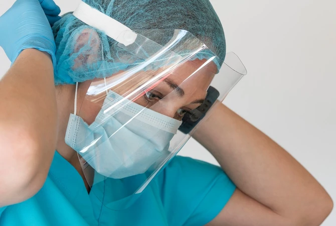 Medicinski radnici ispod vizira nose masku