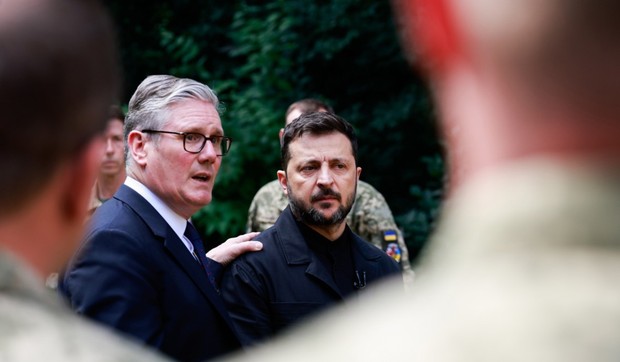 Kir Starmer i Volodimir Zelenski sa vojnicima iz Operacije Interfleks koja podržava ukrajinske snage u Londonu 23. juna 2025.