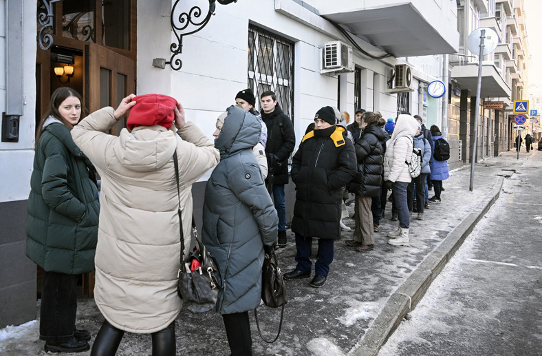 Ludzie ustawiają się w kolejce do siedziby sztabu kampanii wyborczej Borysa Nadieżdzina w Moskwie, aby złożyć podpisy pod jego kandydaturą na prezydenta, 22 stycznia 2024 r
