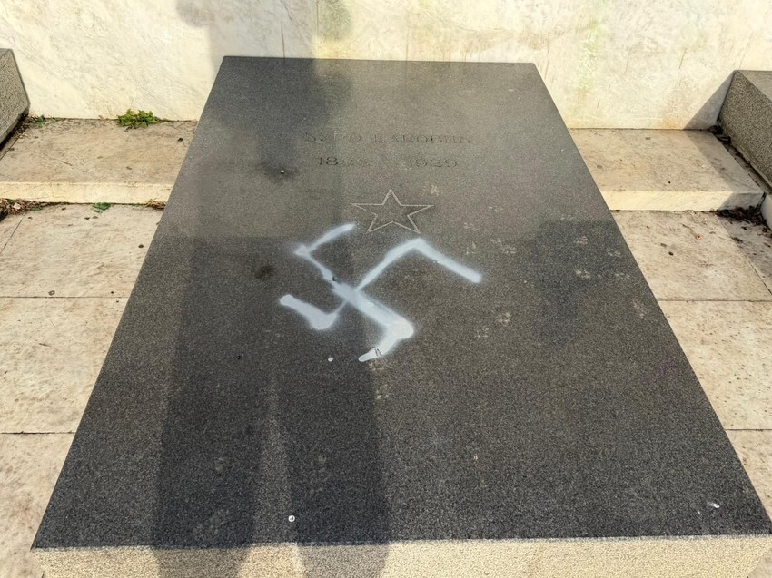 Kukasti krstovi na spomenicima narodnih heroja na Kalemegdanu