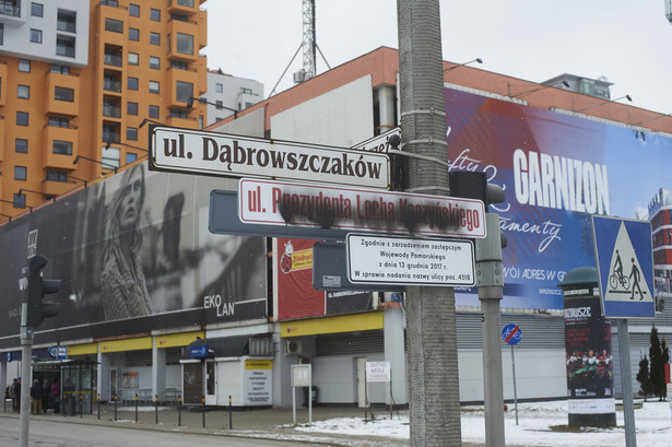 Zamazana tablica z nazwą ulicy Prezydenta Lecha Kaczyńskiego w Gdańsku