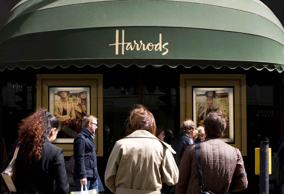 Ekskluzywny dom towarowy Harrods przy ulicy Knightsbridge w Londynie został sprzedany przez obecnego właściciela Mohameda Al-Fayeda katarskiej rodzinie królewskiej - poinformowała telewizja Sky.