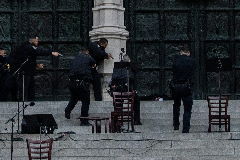 Napastnik otworzył ogień w katedrze. Został postrzelony przez policję