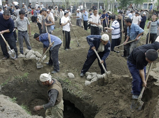 Kopanie grobów w Kirgistanie po krwawych starciach etnicznych
