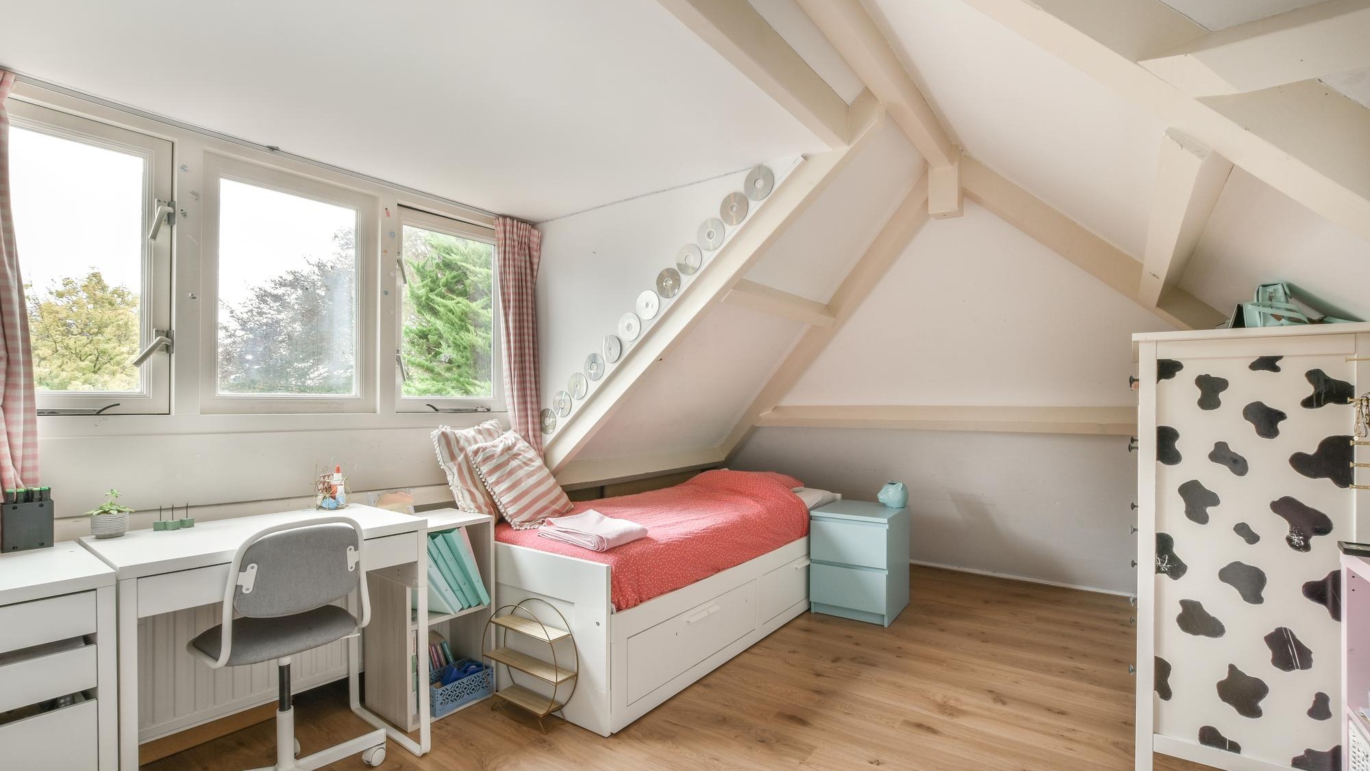 Ce piese de mobilier includ seturile dormitor pentru copii?
