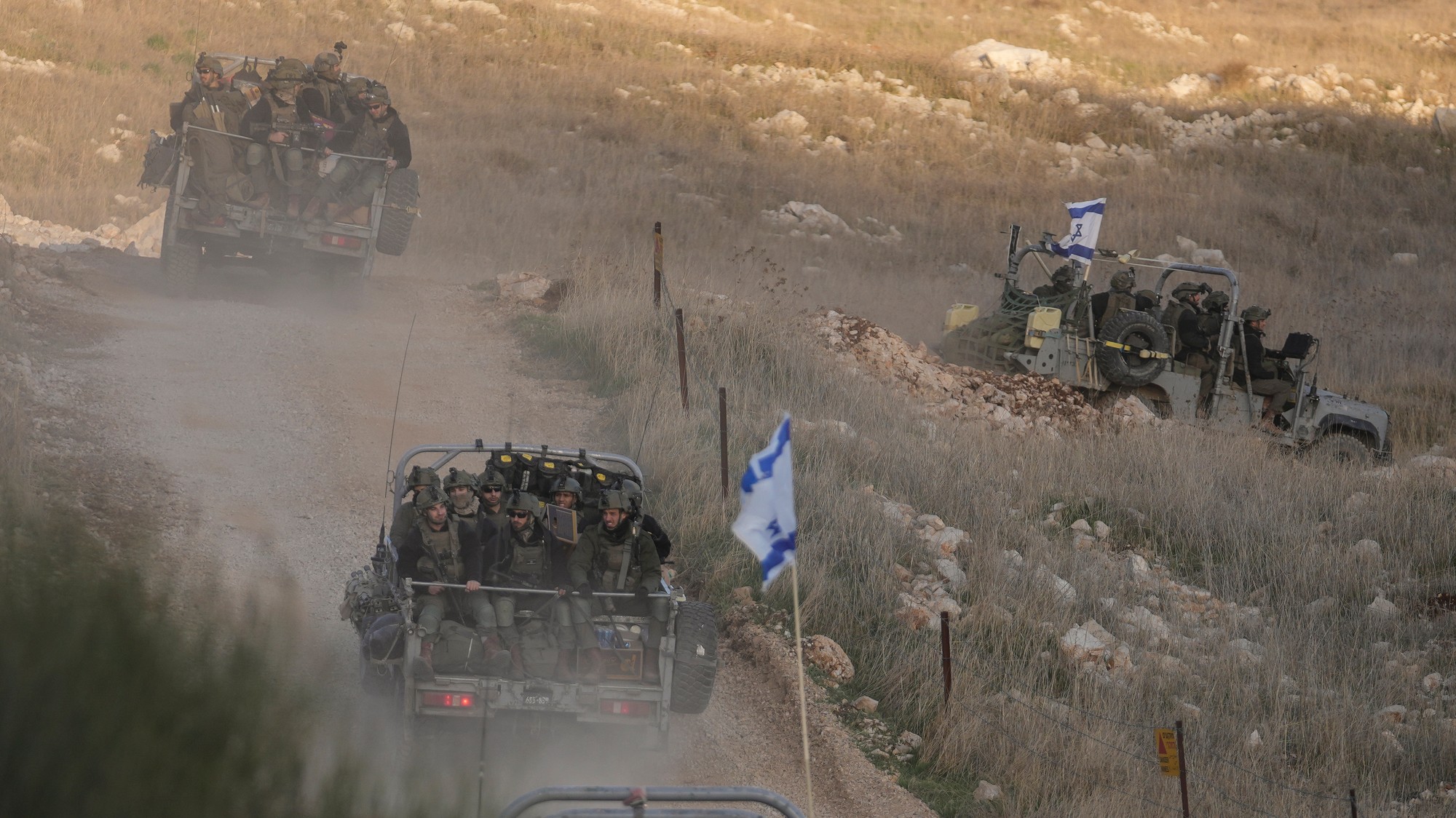 Tanky izraelskej armády neďaleko nárazníkovej zóny, ktorá oddeľuje Izraelom anektované Golanské výšiny od Sýrie v meste Madždal Šams.