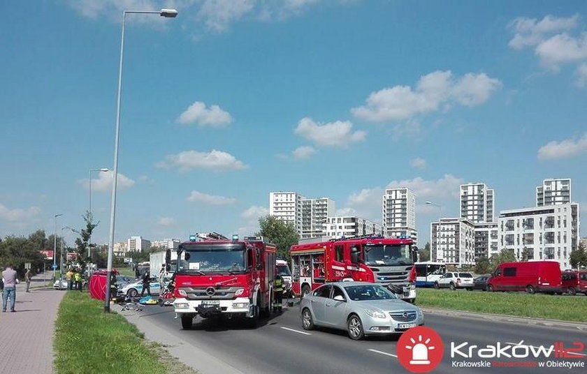Tragiczny wypadek w Krakowie. Motocyklista zderzył się z seicento