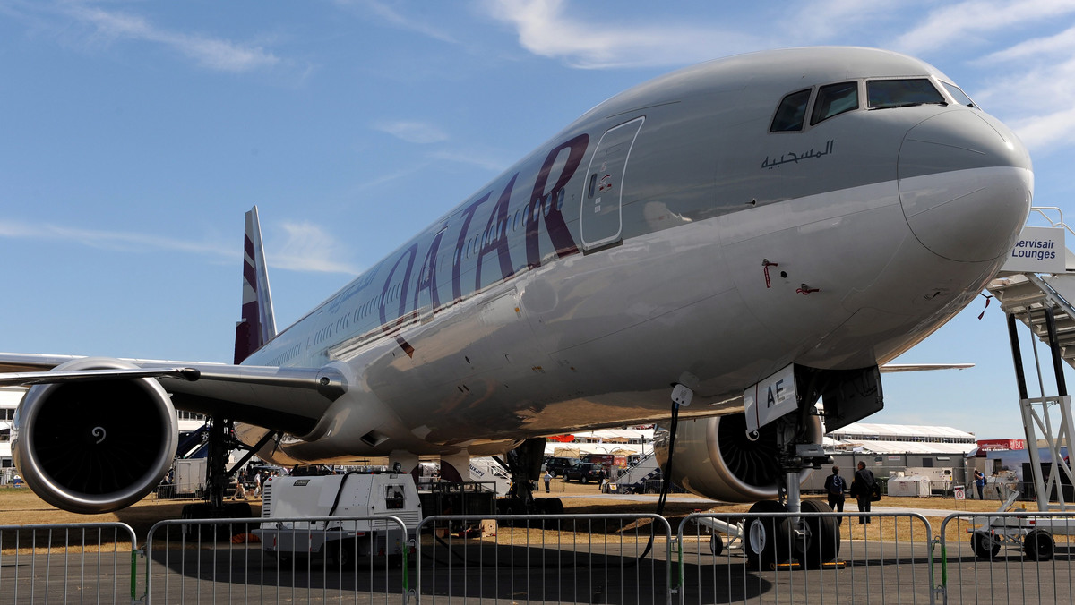 Samolot linii Qatar Airways musiał lądować awaryjnie w stolicy Malezji - Kuala Lumpur, ponieważ dowódca załogi zmarł podczas lotu. Przyczyny śmierci pilota na razie nie są znane. Jak poinformował przedstawiciel linii lotniczych samolot kontynuował lot po przybyciu nowego dowódcy załogi.  - informuje serwis newsru.com.