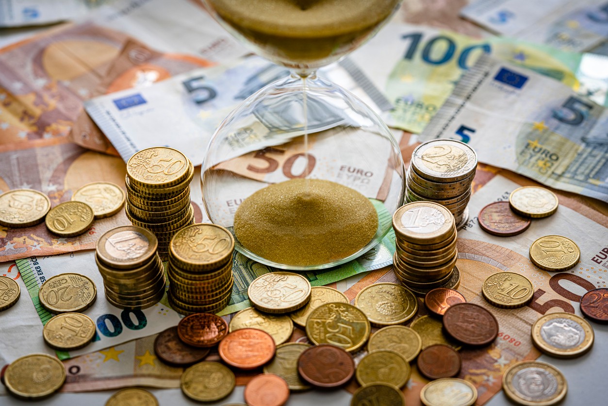 Éra lacných peňazí definitívne vypršala. Staré dlhy s minimálnym úrokom dnes štát musí prekrývať novými pôžičkami, ktoré sú násobne drahšie.