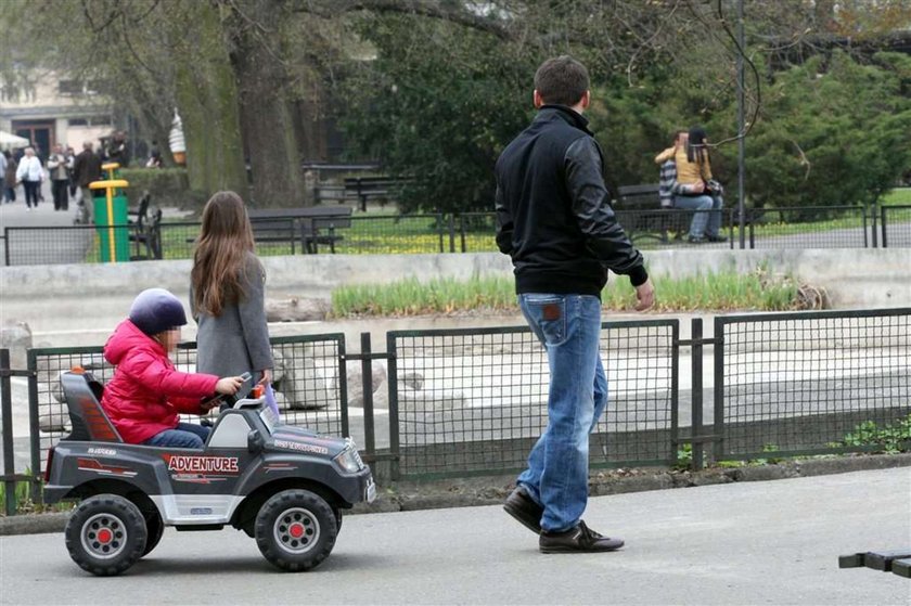 Dubieniecki z córkami w zoo