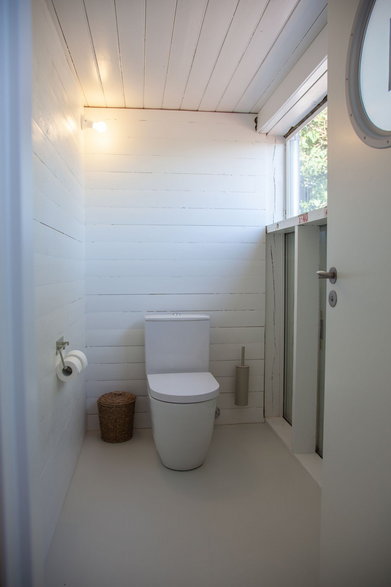 Ton w ton: W toaletach Temple Bath zdecydowała się na śnieżnobiałe toalety stojące.