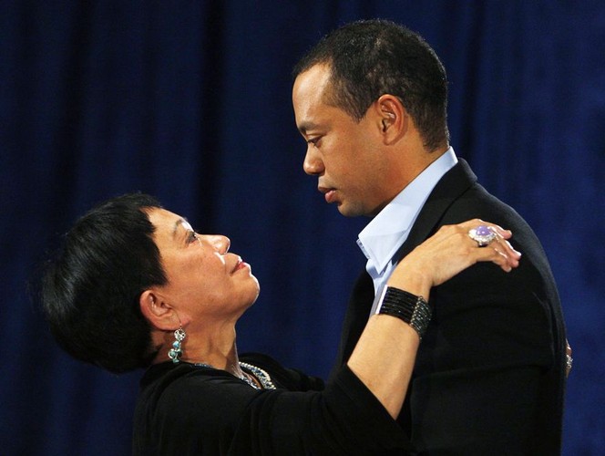 Golfista Tiger Woods ze swoją matką po przyznaniu się do uzależnienia od seksu i zdradzania żony