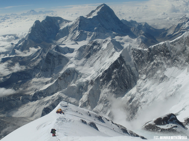 Grań południowo-wschodnia. Miejsce, gdzie widać namiot to tak zwany Balkon (8400 m). Kolos z tyłu to Makalu (8481 m).