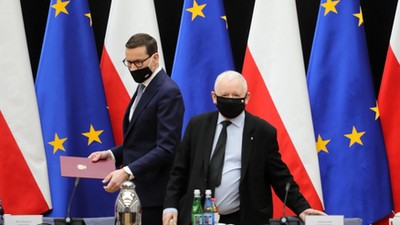 Premier Mateusz Morawiecki (L) oraz prezes PiS, wicepremier Jarosław Kaczyński