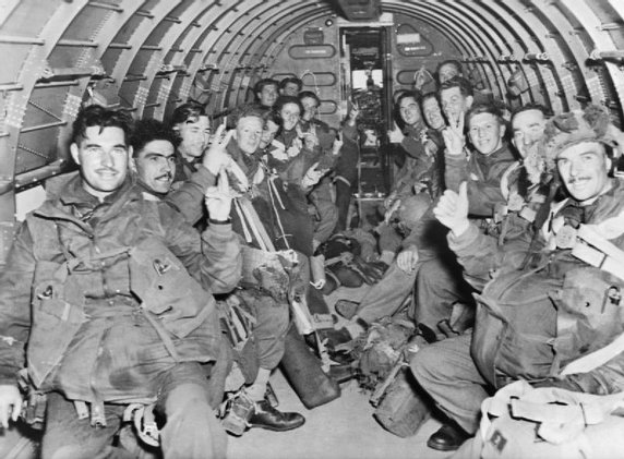 17 września 1944 roku, brytyjscy spadochroniarze na pokładzie samolotu Douglas C-47 szykują się do desantu (domena publiczna).