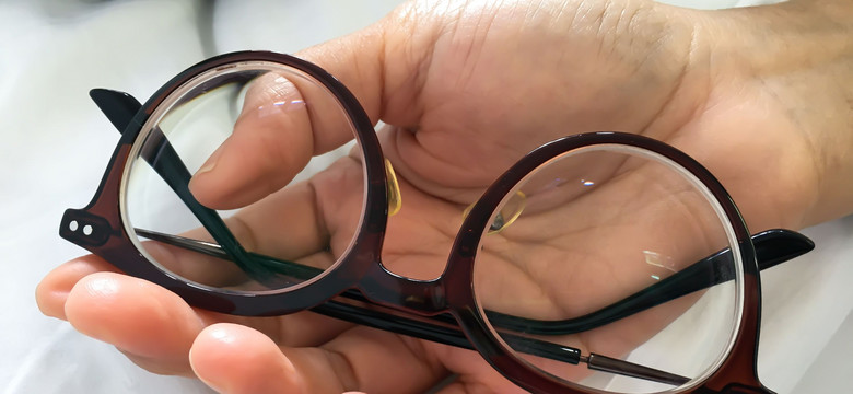 Noszenie okularów obniża ryzyko zakażenia się SARS-CoV-2 przez oczy