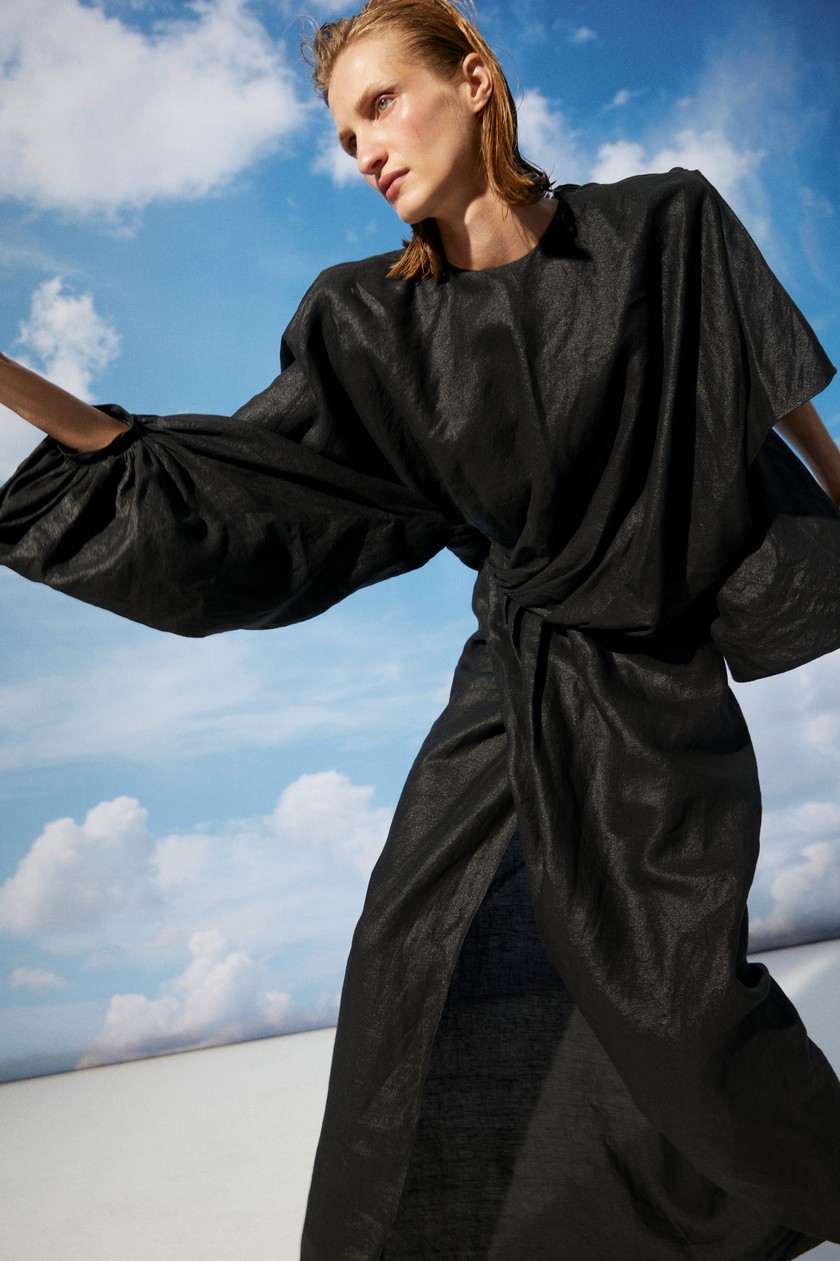 LOUIS VUITTON Asymmetrisches Kleid aus beschichtetem Leinen mit Schulterpolstern.