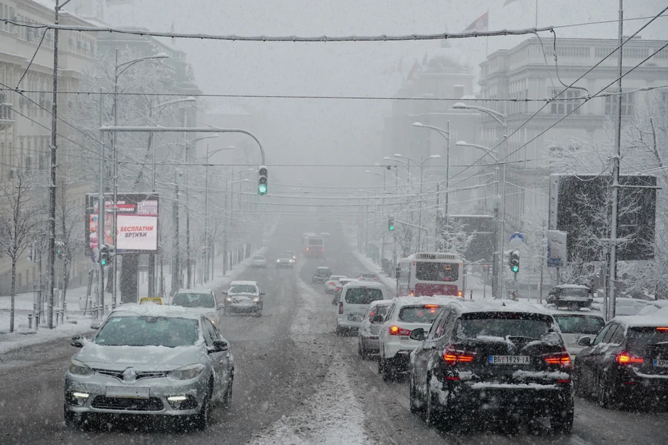 Ako morate na put, pripremite se za izazove koje donosi zima, a pravilno ponašanje vozača ključno je za bezbednost