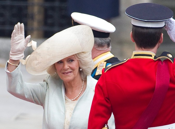 Żona księcia Karola, Camilla, pojawiła się w nakryciu głowy w kolorze ecru