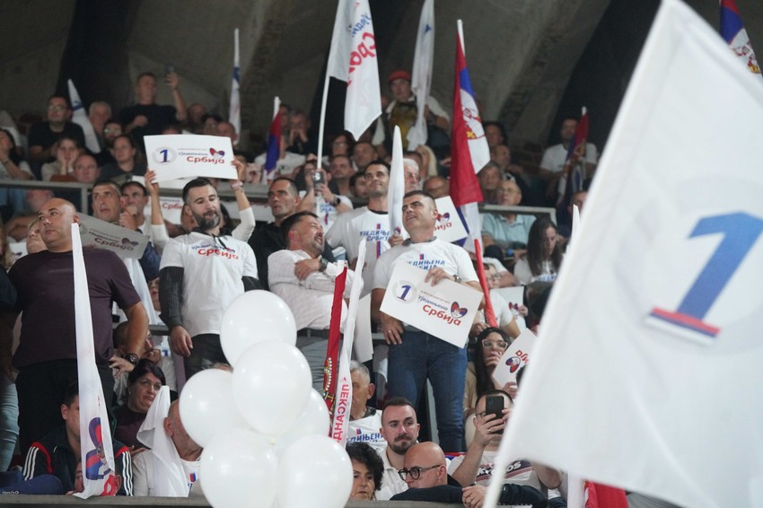 atmosfera na skupu SNS-a u Kragujevcu