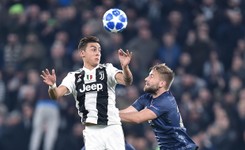 Szczęsny najpierw znokautował Dybalę. Potem pocałował wściekłego kolegę