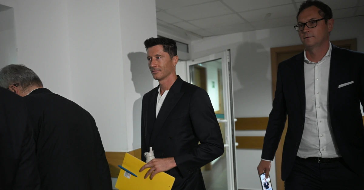 Robert Lewandowski opuścił sąd w asyście policji. Nie odpowiedział na pytania