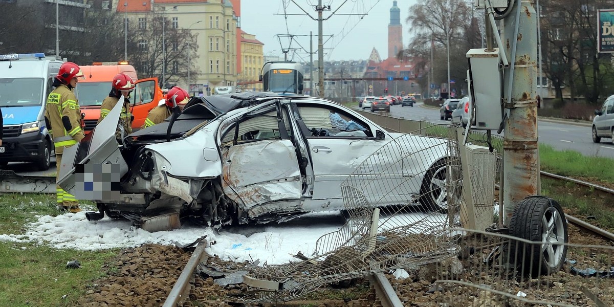 Mercedes utknął na torowisku.