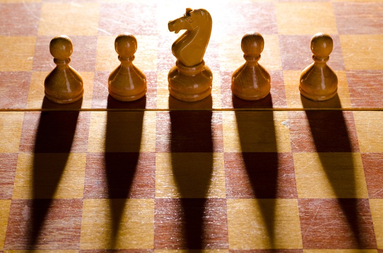 5.	Polityka: poprawa, czy pogorszenie? Według Ewen Cameron Watt z BlackRock Investment Institute, wszystko kręci się wokół decyzji politycznych. Podatki i wspomaganie wzrostu w USA, postępowanie Europejczyków w związku z kryzysem, miękkie lądowanie w Chinach – porażki w tych kwestiach byłyby zdecydowanym sygnałem dla niedźwiedzi. Jak dodaje USA Today, rząd USA musi zapewnić przedsiębiorcom stabilne perspektywy do inwestowania.