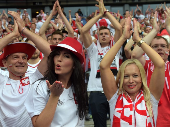 Tak polscy kibice wspierali kadrę Nawałki na Stade de France. Brawo Wy!