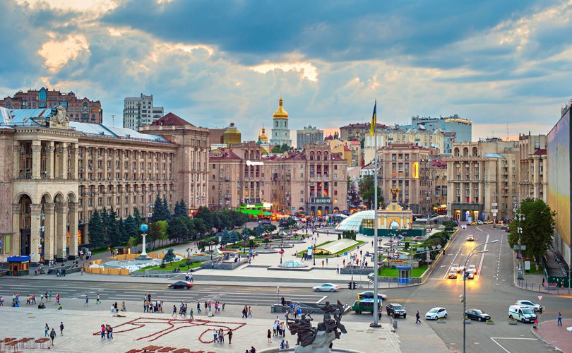 <strong>Kijów</strong>
<br></br>
Bilet lotniczy: lot tam i z powrotem z Warszawa-Modlin do Kijów-Boryspol w marcu 2019 kosztuje dla dorosłej osoby mniej niż 150 zł (Ryanair)
<br></br>
W centrum stolicy Ukrainy warto się przespacerować na słynny Plac Niepodległości (Majdan). Do piękniejszych zabudowań należą głównie świątynie, m.in. Sobór Mądrości Bożej, Ławra Peczerska, Cerkiew nadbramna św. Trójcy czy Monaster św. Cyryla.