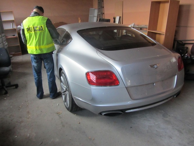 Polacy ukradli nowe modele Bentleya z salonu w Berlinie