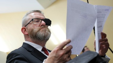 grzegorz braun przed sądem. prawnik zwrócił uwagę na paradoks. "jak bida, to do żyda"