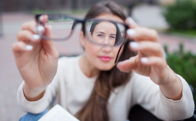 Osoby noszące okulary są mniej narażone na infekcję koronawirusem [BADANIE]