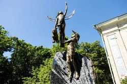 Poruszający monument odsłonięty w Charkowie. "Niech stanie się wiecznym przypomnieniem"