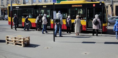 W Łodzi z przystanku MPK zniknęła wiata. Pasażerowie wyręczyli urzędników