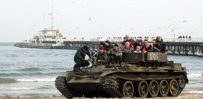 Szokujące sceny na plaży w Dziwnowie. Wojsko gnało między plażowiczami