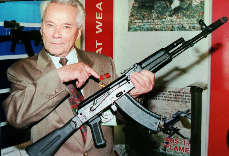 Michaił Kałasznikow, twórca karabinu AK-47 ze swoim dziełem