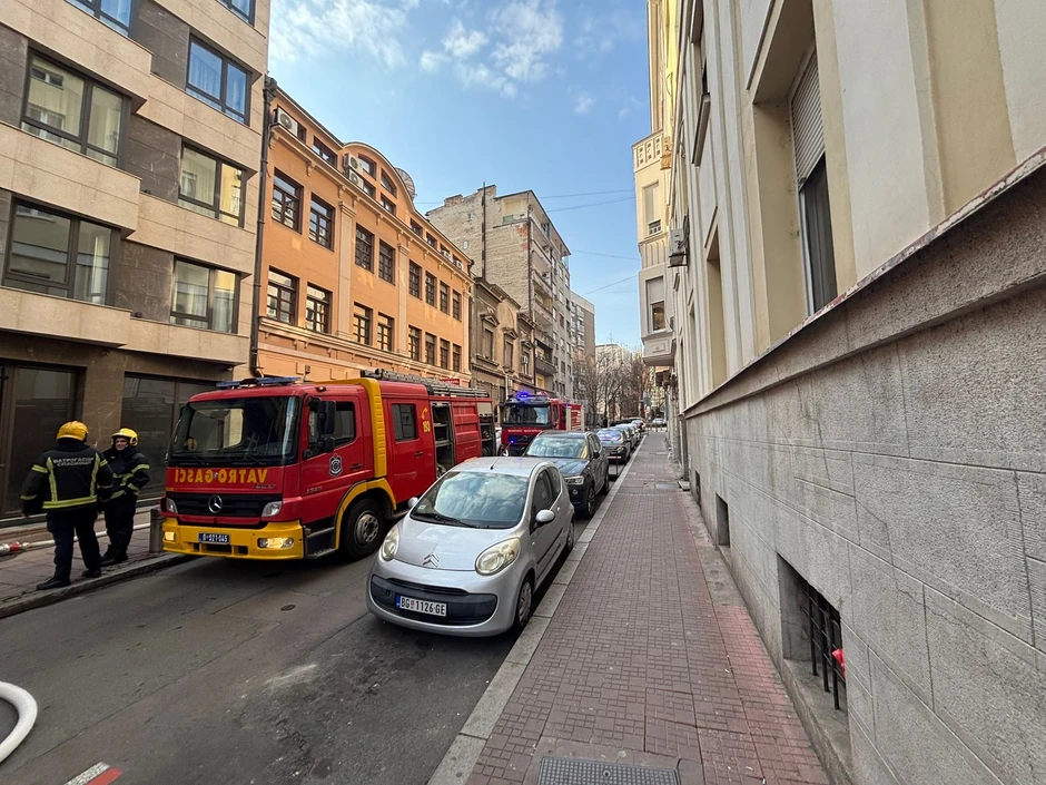 Nepoznata osoba bacila zapaljivu materiju na restoran u Kondinoj ulici 