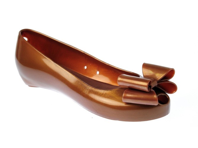 Wiosną i latem 2011 bez plastiku na stopie ani rusz! Propozycje z oferty EBUTY