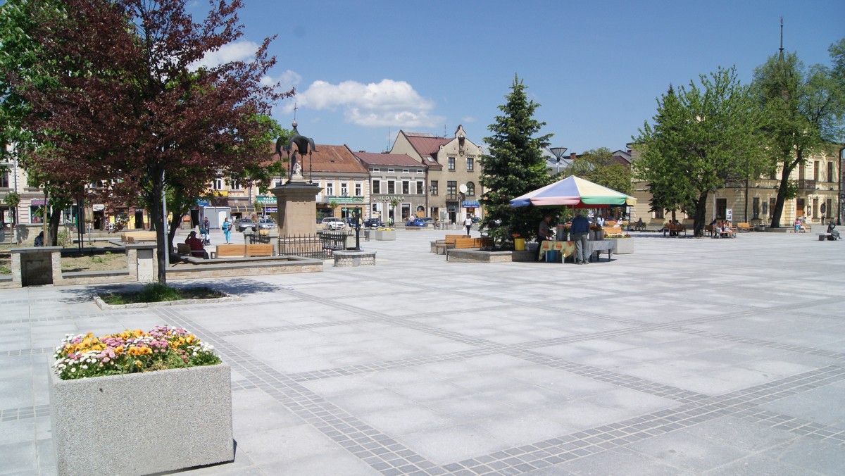 Będzie można wybrać się na spacer na Rynek, usiąść na ławce i … sięgnąć po jedną z książek leżących na półce "miejskiej" biblioteczki. A do tego napić się czegoś na orzeźwienie. Na Rynku mają pojawić się ogródki piwne oraz regały z darmowymi książkami.