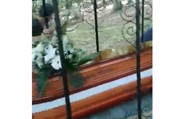 Medved upao na sahranu u Rumuniji: Zver stala na put pogrebnoj povorci, pobegla kad su počeli da vrište (VIDEO)