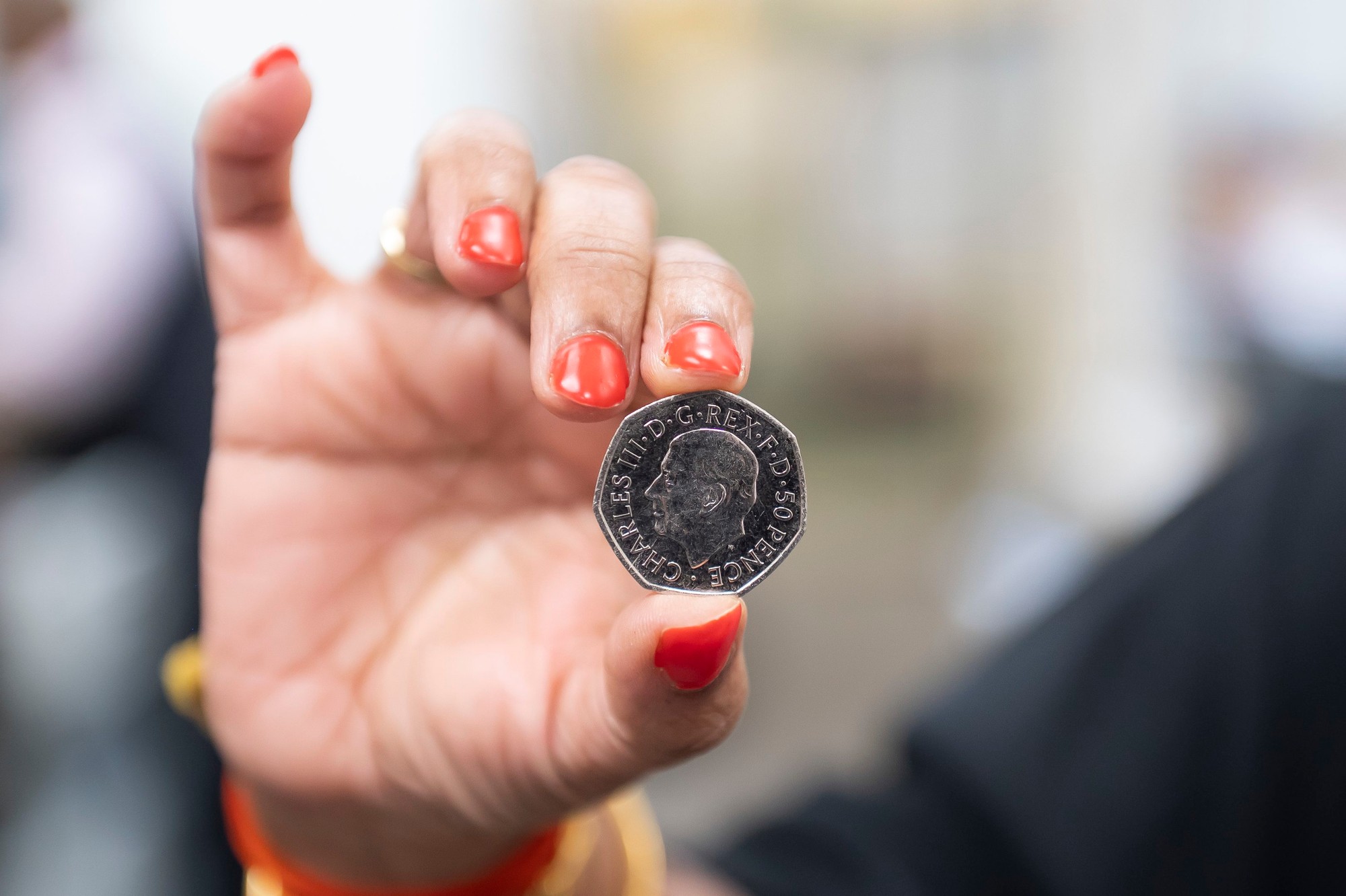 Do obehu sa dostali milióny nových 50-pencových mincí s podobizňou britského kráľa Karola III. 