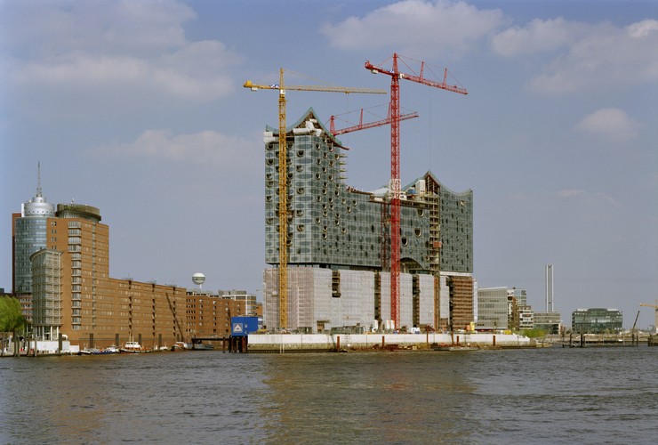 Według nowych ustaleń i planów, budowa obiektu ma się zakończyć w 2017 roku.  Na zdjęciu budowa Elbphilharmonie w Hamburgu, południowo-zachodnia elewacja, kwiecień 2011. Zdjęcie: © Oliver Heissner