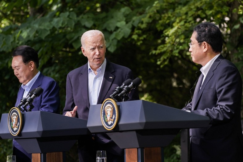 Președintele SUA Joe Biden, președintele sud-coreean Jun Sok-gyul și premierul japonez Fumio Kishida