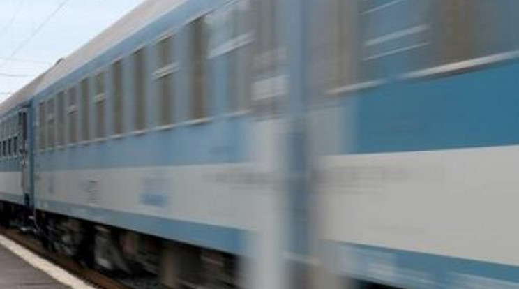 Hetven gyereket kellett kimenteni az ítéletidőben rekedt vonatról