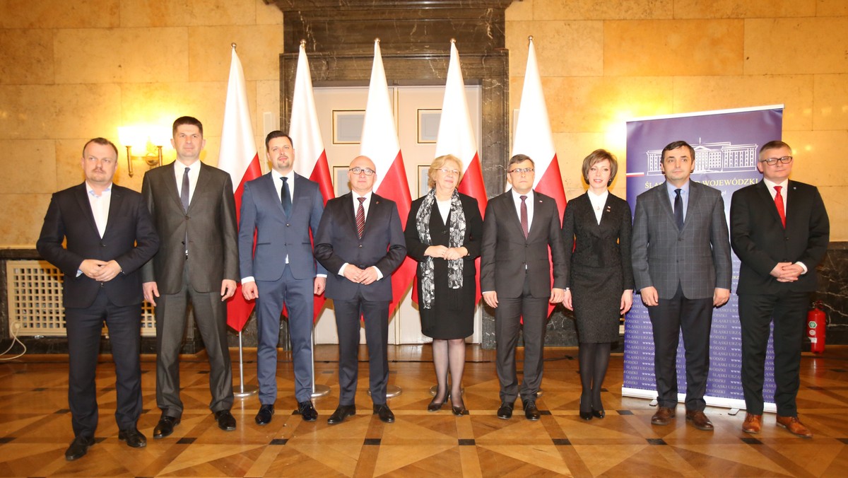 Sejm uchwalił wczoraj wieczorem ustawę metropolitalną dla województwa śląskiego. Posłowie partii rządzącej i opozycji byli w tej sprawie prawie jednogłośni, choć równolegle trwał spór o wybór Donalda Tuska na szefa Rady Europejskiej. Co uchwalenie ustawy oznacza dla Śląska? Od lipca w województwie śląskim zacznie działać pierwszy w Polsce związek metropolitalny, który przejmie od miast kwestie związane m.in. z zarządzaniem transportem miejskim i zagospodarowaniem przestrzennym, ale też promowanie regionu na arenie międzynarodowej.